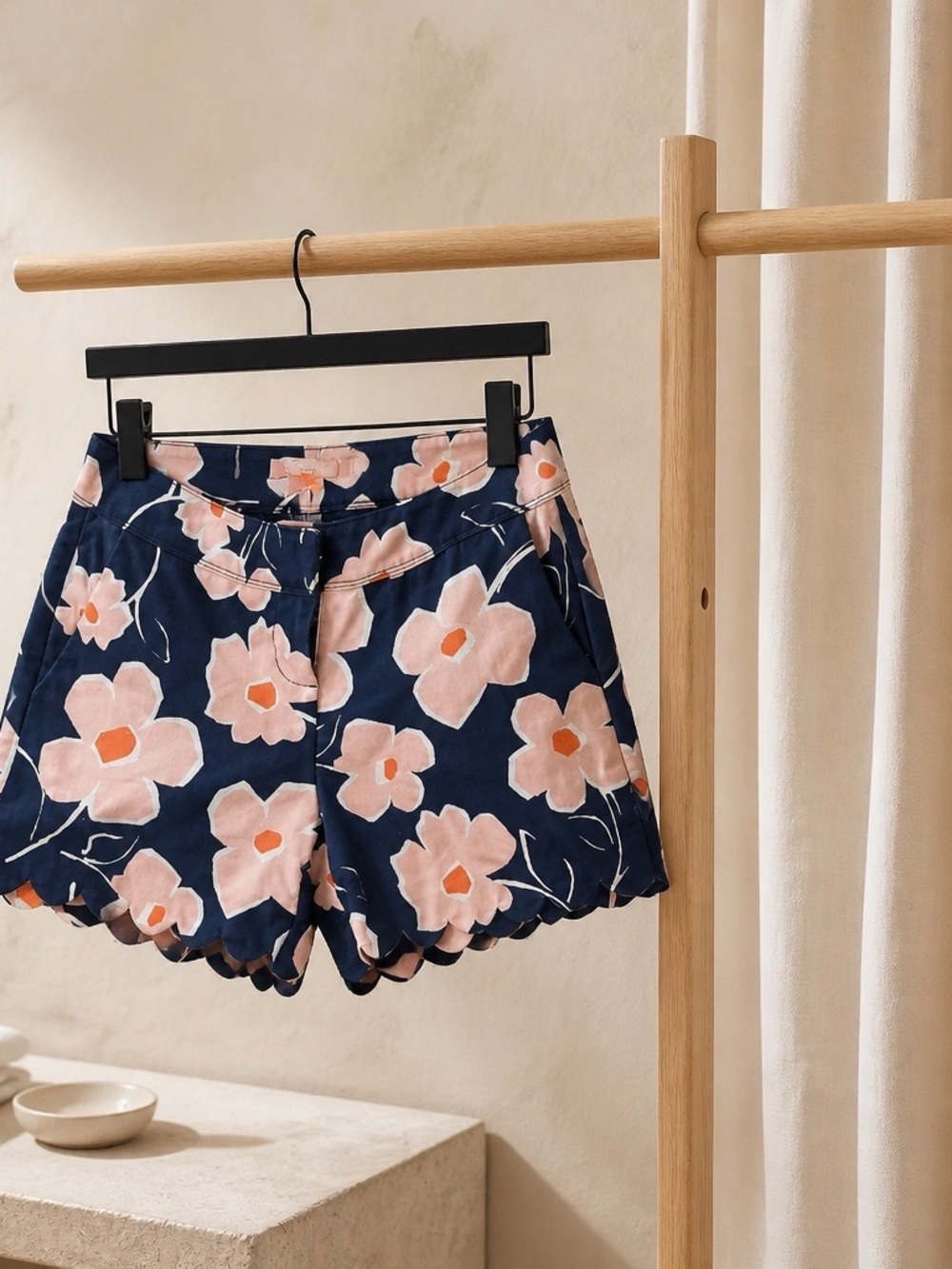 Isaac Mizrahi New York Floral Scalloped Hem Shorts Women’s size 4 Navy Floral
